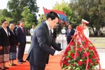 Vietnamese State President Luong Cuong offers flowers in tribute to late Lao President Kaysone Phomvihane. (Photo: VNA)
