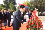 Vietnamese State President Luong Cuong offers flowers in tribute to late Lao President Kaysone Phomvihane. (Photo: VNA)