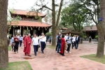 Delegates tour the Con Son relic site in Hai Duong province on May 16. (Photo: VNA)