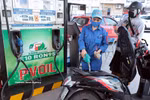 Customers purchase E10 biofuel gasoline at a PVOIL fuel station on Thai Thinh Street in Hanoi. (Photo: VNA)