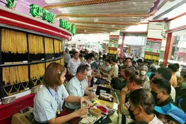 Customers crowd a gold shop in Bangkok, Thailand, on January 29, 2026. (Photo: AP)