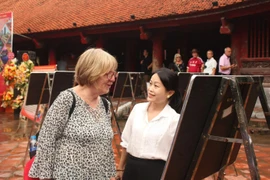  Nicholl, a visitor from London at the exhibition (Photo: kinhtedothi.vn)