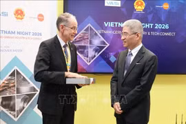 Dr. Hartmut Selle from Hannoverimpuls presents a souvenir to Ambassador Nguyen Dac Thanh. (Photo: VNA) 