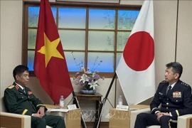 Sen. Lt. Gen. Nguyen Van Nghia, Deputy Chief of the General Staff of the Vietnam People’s Army (L) and General Morishita Yasunori, Chief of Staff of the Ground Self-Defence Force of Japan. (Photo: VNA)
