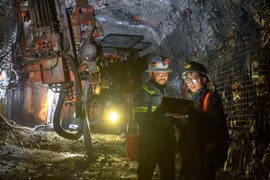 Miners working at an underground site. (Photo: ANTARA) 