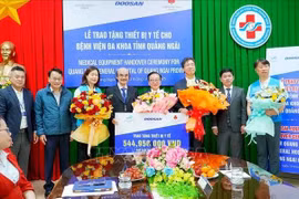 Representatives of ChungAng University Hospital (RoK) and Doosan Vina present medical supplies to General Hospital of Quang Ngai province (Photo: VNA)