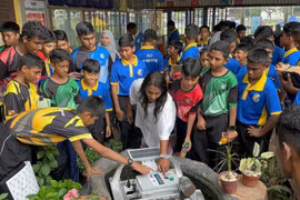 Dr Archina with students of SMK Methodist ACS Klang. (Photo: malaymail.com)