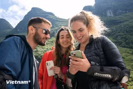 Foreign visitors at Dong Van Karst Plateau (Photo: VNA)