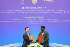 Pham Sanh Chau (left), Vingroup Asia CEO and VinFast Asia CEO, and Prabakaran Andi Saravanan, Associate Vice President at Guidance Tamil Nadu, at the MoU signing ceremony. (Photo: vingroup.net) 