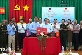 Leaders of Tay Ninh of Vietnam and Prey Veng of Cambodia sign a bilateral meeting minutes, agreeing on preparations for the inauguration of the Tan Nam – Meun Chey international border gate pair. (Photo: VNA)