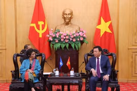 Politburo member Nguyen Xuan Thang, President of the Ho Chi Minh National Academy of Politics and Chairman of the Central Theoretical Council, receives Kanni Wignaraja, UN Assistant Secretary-General, UNDP Assistant Administrator, and Director of the UNDP Regional Bureau for Asia and the Pacific. (Photo: VNA)