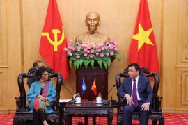 Politburo member Nguyen Xuan Thang, President of the Ho Chi Minh National Academy of Politics and Chairman of the Central Theoretical Council, receives Kanni Wignaraja, UN Assistant Secretary-General, UNDP Assistant Administrator, and Director of the UNDP Regional Bureau for Asia and the Pacific. (Photo: VNA)