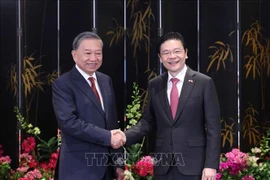 General Secretary To Lam (L) and Singaporean Prime Minister Lawrence Wong at the joint press briefing on March 12, 2025. (Photo: VNA)