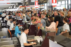 Passengers check in for their flights. (Photo: VNA)
