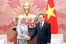 Chairman of the National Assembly Tran Thanh Man (right) and Secretary-General of the ASEAN Inter-Parliamentary Assembly (AIPA) Siti Rozaimeriyanty Dato Haji Abdul Rahman at the meeting in Hanoi on August 25. (Photo: VNA)
