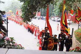 Delegates from Hy Cuong commune perform rituals at Thuong Temple. (Photo: VNA)