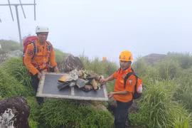 Members of a joint search and rescue team display aircraft debris from an ATR 42-500 near the crash site in the Bantimurung-Bulusaraung National Park area, Maros regency, South Sulawesi, Jan. 18, 2026. (Photo: Antara)