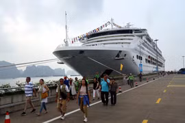 Cruise ship Pacific World brings around 1,700 tourists to Quang Ninh province (Photo: VietnamPlus)