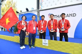 Vo Huynh Anh Khoa (second from right) wins Vietnam’s first gold medal at the 13th ASEAN Para Games in Thailand. (Photo: webthethao.vn)