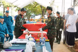 Officers and soldiers bring martyrs’ remains to the sampling station at Binh Xuyen commune Martyrs’ Cemetery in Phu Tho province (Photo: VNA) 
