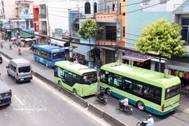 A bus picks up passengers on National Highway 22 (Le Quang Dao Street), near An Suong Bus Station. (Photo: VNA) 