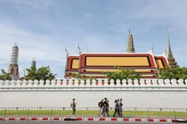 Tourists walk outside the wall of the Temple of the Emerald Buddha, or Wat Phra Kaew, in Phra Nakhon district, Bangkok, in June 2025. (Photo:bangkokpost.com) 