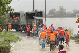 Forces and specialised vehicles advance further into flood-hit Hoa Thinh commune to support relief efforts. (Photo: VNA)