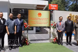 Vietnamese Ambassador to Thailand Pham Viet Hung (third from left) poses for a commemorative photo with Honorary Consul Thaneth Tantipiriyakij and officials from several southern Thai provinces in front of the Honorary Consulate of Vietnam in Phuket. (Photo:VNA)