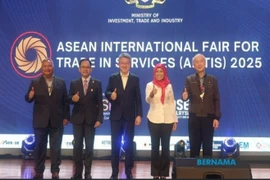 Malaysian Deputy Minister of Investment, Trade and Industry Liew Chin Tong (middle) at the ASEAN International Fair of Trade in Services (AIFTIS) 2025 (Photo: VNA)
