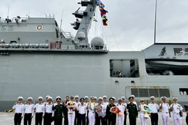 At the welcome ceremony for RoK navy training ship officers and sailors visiting Da Nang. (Photo: VNA)