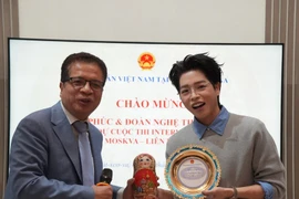 Ambassador Dang Minh Khoi wishes Duc Phuc success. (Photo: VNA)