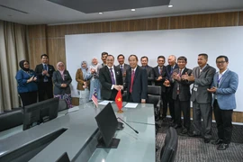 Vietnamese Deputy Minister of Agriculture and Environment Phung Duc Tien (front, right) at a working session with leaders of Malaysia’s Ministry of Agriculture and Food Security. (Photo:VNA) 
