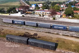The railway network from Kep Station in Bac Ninh province connects with four routes: Kep–Dong Dang–Pingxiang (China), Kep–Luu Xa (Thai Nguyen province), Kep–Ha Long (Cai Lan Port in Quang Ninh province), and Kep–Yen Vien (Hanoi). Traravico is working with domestic and international partners to further develop the China-linked service, targeting around 1,500 containers annually. (Photo: VNA) 
