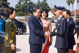 NA Chairman Tran Thanh Man and his spouse bid farewell to Italian officials at Rome Ciampino Airport on the morning of April 15. (Photo: VNA)