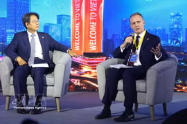 Tom Attenborough (right), head of international business development for primary markets at the London Stock Exchange (LSE), speaks at the forum. (Photo: VNA) 
