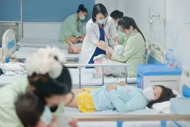 A doctor tends to a child patient infected with COVID-19 at the Thanh Nhan Hospital in Hanoi. (Photo: VietnamPlus)