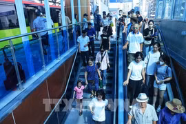Passengers at a station of the Nhon - Hanoi Station metro line (Photo: VNA)
