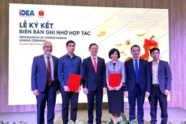 The signing ceremony for an MoU between the Vietnam E-commerce and Digital Economy Agency and the Shopee Co., Ltd on November 25 (Photo: MoIT) 