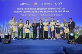 Local leaders present gifts to the first passengers on the Shenzhen–Da Nang flight. (Photo: congly.vn)