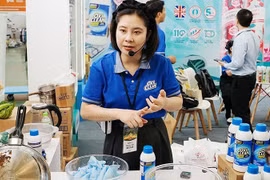 A livestream session promoting products to online consumers. (Photo:nhandan.vn 