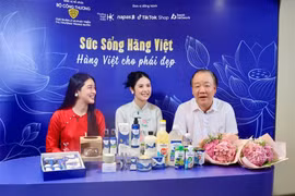Director of the Agency for Domestic Market Management and Development Tran Huu Linh joins celebrities during the “Vitality of Vietnamese Goods” livestream session (Photo: gdnd) 