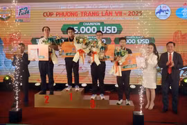 The organisers present awards to winers of the tournament. (Photo: VNA) 