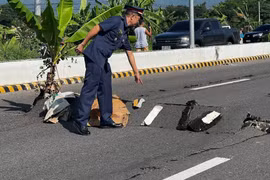 A section of road cracked following the earthquake in South Cotabato province, the Philippines, on June 8, 2026. (Photo: Xinhua/VNA)