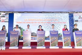 Deputy Prime Minister Pham Thi Thanh Tra (centre) and officials mark the start of work on the Ba Chuc inter-level boarding school for primary and lower secondary students in An Giang province on March 19. (Photo: VNA)