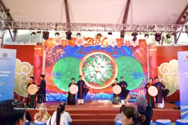 A cultural showcase featuring Hanoi cuisine, exhibitions and traditional art performances is held to welcome the ASEAN Cities Leadership Conference. (Photo: VNA) 