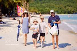 Foreign visitors enjoy recreational activities on Bai Khem Beach in Phu Quoc, An Giang province. (Photo: VNA)