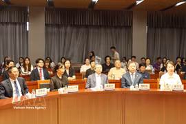 Vietnamese Ambassador to China Pham Thanh Binh (centre) meets with lecturers and students during a discussion on Vietnam-China cultural, tourism and educational exchanges at the Beijing Foreign Studies University. (Photo: VNA)