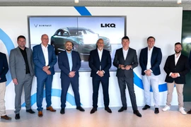 Representatives of VinFast Europe and LKQ Netherlands announce a strategic partnership to develop a comprehensive, high-quality maintenance and after-sales service network across the Netherlands. (Photo: vinfastauto.com) 