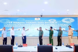 Delegates press the button to inaugurate the upgraded Command Information Centre and surveillance camera system. (Photo: Nhan dan) 