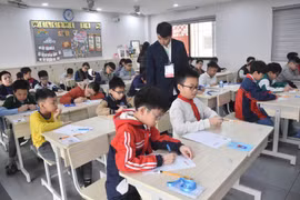 Students participate in an English Olympiad. (Photo: Ha Noi Moi newspaper) 